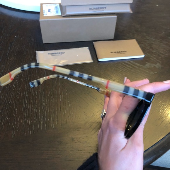 NEW BURBERRY SUNGLASSES - Picture 6 of 9